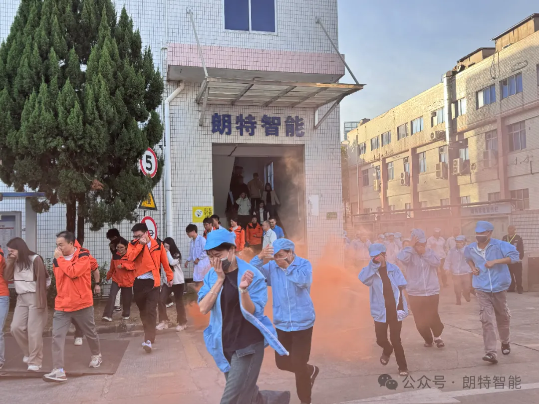 筑牢清静双防地—— 抖圈·(中国)人生就是搏!智能开展消防演练与反诈宣传运动